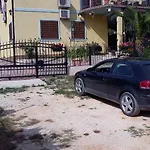 1 Apartment *